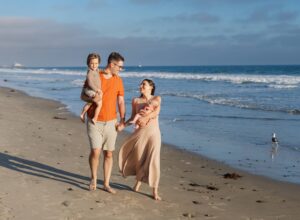 Read more about the article When Should I Book Fall Family Photos for Holiday Cards?